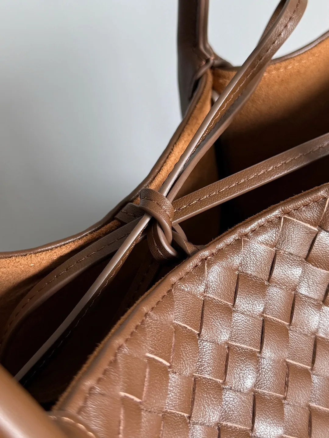 Batch 2660 Bottega Veneta 2025 new product PINACOTECA bag, iconic weaving process, skillfully crafted with 10mm Intrecciato process and equipped with suede lining. Four small strips of leather add character to the design and make the bag more stable. Relaxed yet sophisticated, casual yet refined, suede lining and double-sided design, suitable for shoulder and hand carry. The four straps can be adjusted into different shapes. One pack can be switched between two uses, easily integrating into your daily rhythm. Style number: 817166 Size: 43*23*17.5cm